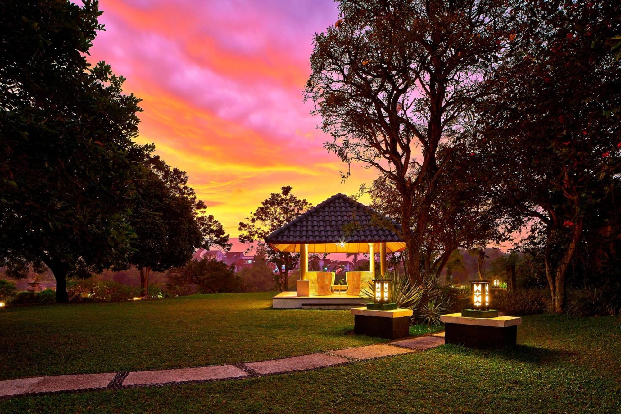 Sheraton Bandung Hotel & Towers Exterior foto